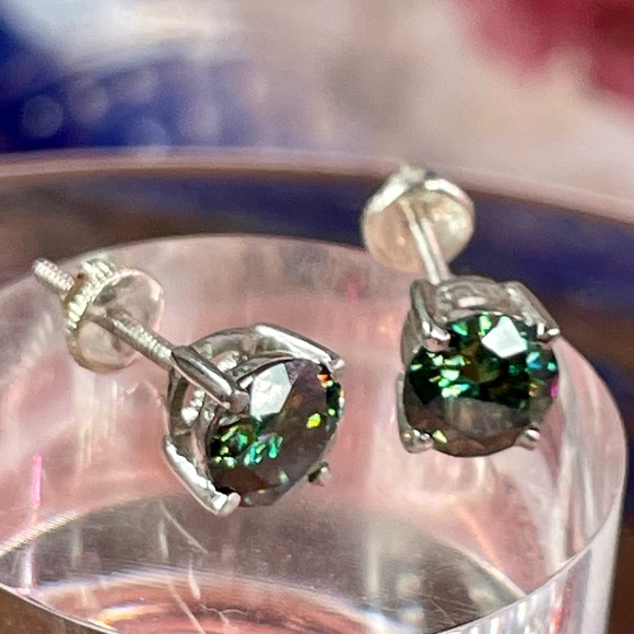 2ct Green Diamond studs earrings in 925 Silver. Screw in style. Earth mined - Picture 7 of 13